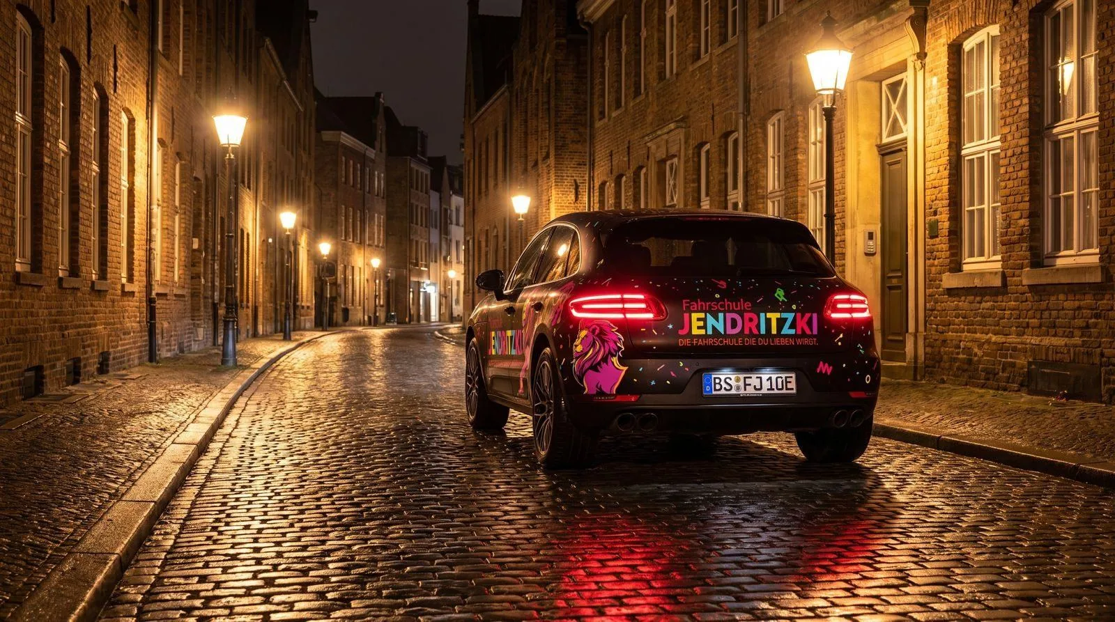 Der Fahrschul-Porsche fährt nachts durch Braunschweig